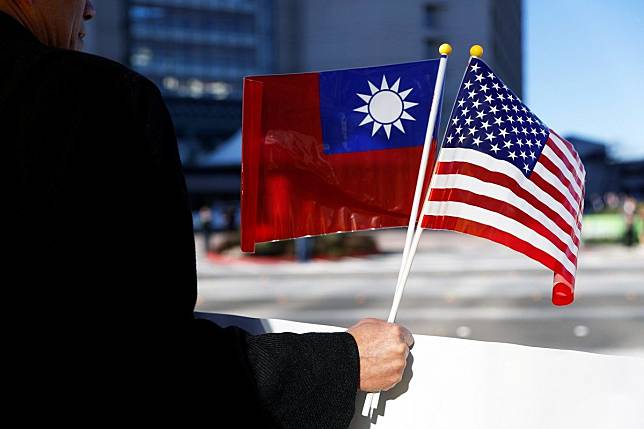 A demonstrator holds flags of Taiwan and the US during Taiwanese president Tsai Ing-wen’s stopover in California in 2017. Photo: Reuters