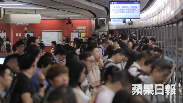 港鐵在早上繁忙時間首次4綫同時「冧檔」，如何計算罰款仍是未知知數。王心義攝(蘋果日報)