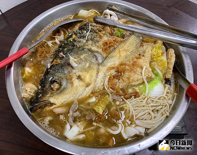 魚頭及一整鍋美味的綜合料理。