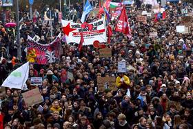 2025年12月5日，德國柏林大批民眾走上街頭，反對國會通過的志願役新法。路透社資料照