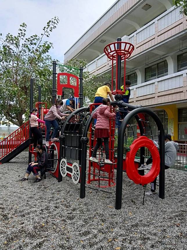 台南市港東國小游戲場改善後，增添趣味性。（教育部提供）