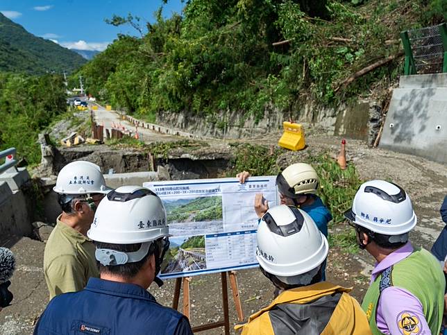 金峰鄉東64鄉道坍塌交通中斷，縣長饒慶鈴指示緊急搶通維生道路。（記者鄭錦晴翻攝）