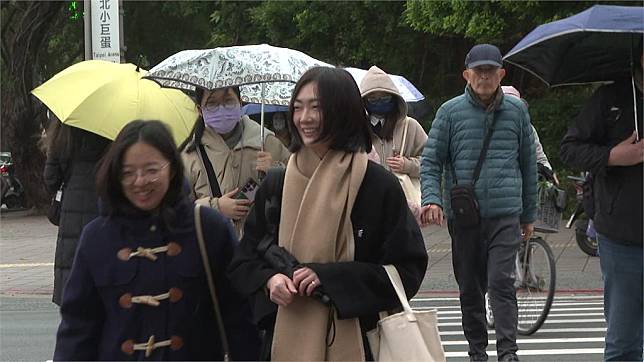 今晚起天氣轉為濕冷，多區須留意短暫雨。圖／台視新聞（資料畫面）