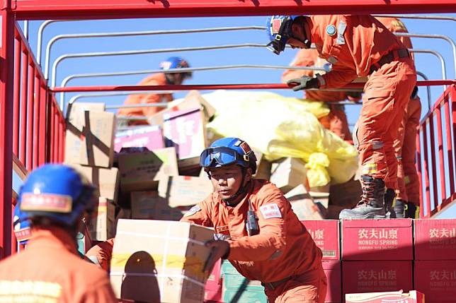 Rescuers unload disaster relief materials in Cuobu Village of Lnaze County, Xigaze, southwest China's Xizang Autonomous Region, Jan. 9, 2025. (Xinhua/Jiang Fan)