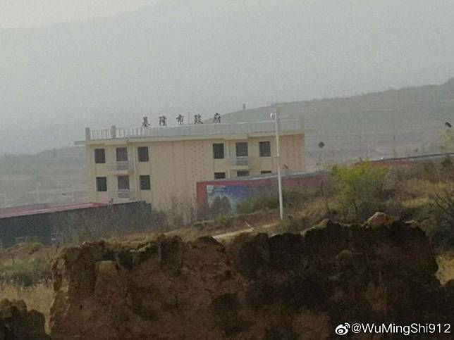 有臉書粉專今（3）日分享中國的軍事模擬基地，仔細一看竟有一棟「基隆市政府」。   圖：翻攝自台海軍情員