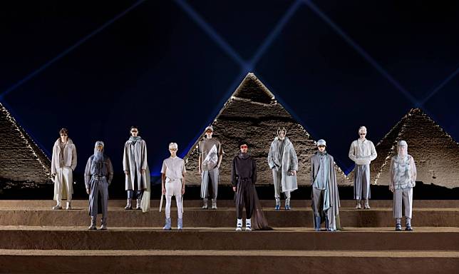 Dior去年在埃及開羅金字塔前發布早秋系列。