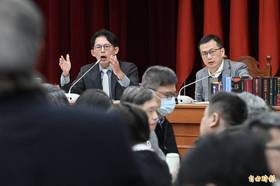 民眾黨立委黃國昌、國民黨立委羅智強在立法院財政委員會協商「38項急迫性新興計畫，立法院同意先行動支」一案。(記者叢昌瑾攝)