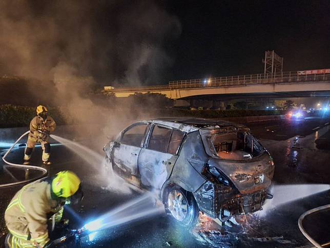 國道一號南向小客車不明原因擦撞護欄後逆向停於中線車道，後方兩車反應不及撞上，賴男座車當即起火燃燒，逃生不及受困車內燒成焦屍。 (記者張翔翻攝)