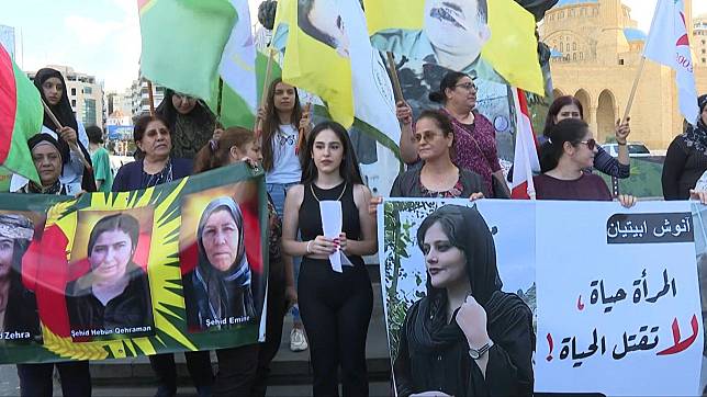 婦女聚集在黎巴嫩（Liban）首都貝魯特市，以悼念遭到道德警察毆打致死的伊朗庫德族女子艾米尼。（資料照，AFP）