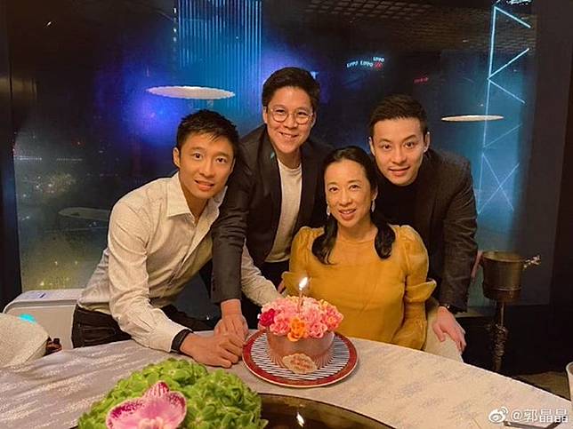 霍震霆與前港姐冠軍朱玲玲，育有三子霍啟剛、霍啟山及霍啟仁。翻攝微博@郭晶晶