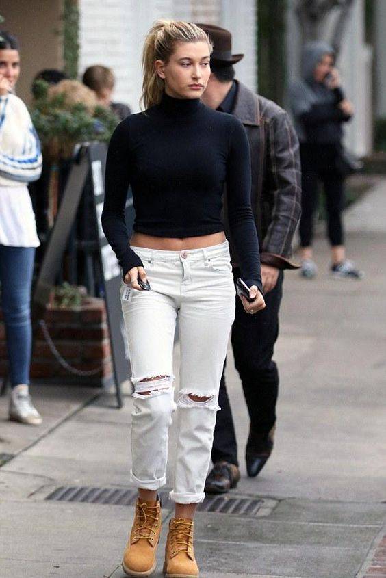 說到 Boyish Style 的完美穿搭範本，小賈老婆 Hailey Bieber 肯定榜上有名，而她也多次捕獲穿著 Timberland 黃靴展現個性。圖片來源：<a href=