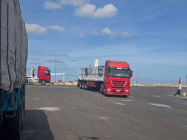 This photo taken on Jan. 19, 2025 shows an aid truck running at the Egyptian side of the Rafah border crossing. (Xinhua/Ahmed Gomaa)