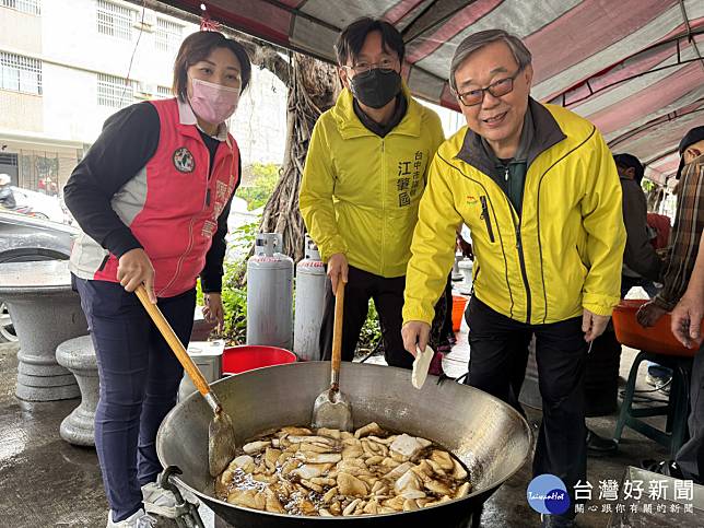 陳雅惠議員與協會志工一早就捲起袖子製作年糕。