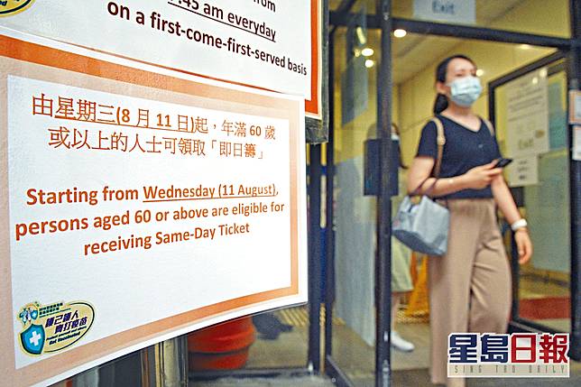 不少市民打疫苗前，均先向醫生查詢身體狀況。