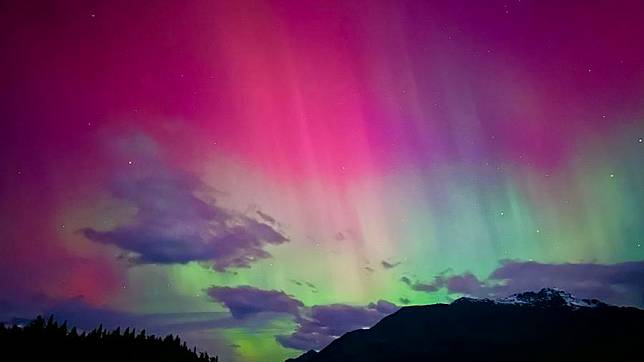 The aurora is seen in Queenstown of New Zealand's South Island, Oct. 11, 2024. (Photo by Li Huizi/Xinhua)