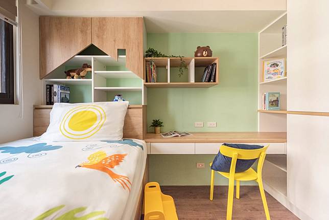 
6.充滿童趣的房間，原木色質感搭配草綠色牆壁，給人一種童話般美好的感覺，亮黃色的椅子也是該房間的點睛之筆。

Credits: homify / <a href=