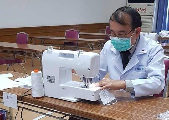 ชาวเน็ตจุก! เห็นภาพหมอเย็บหน้ากากอนามัยใช้เอง 'หมอชูชัย' ลั่น ไม่ได้อ้อนวอนร้องขออะไร