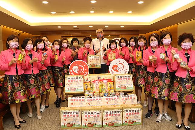 新北市世界華人工商婦女企管協會捐400箱區里平安箱，挹助偏區弱勢。（新北新社會局提供）