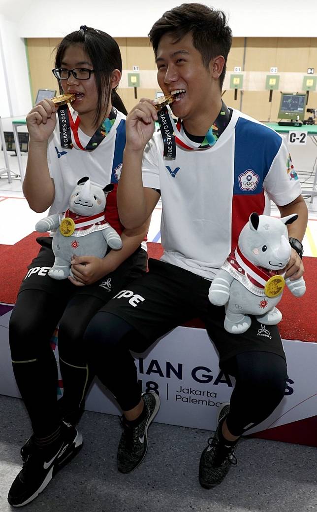 台灣好手呂紹全(右)、林穎欣(左)在混雙項目奪得金牌。(路透)