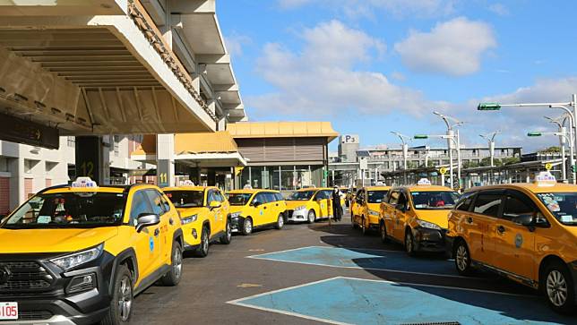 松山機場排班計程車，明年起將加收50元的停留服務費。翻攝台北松山機場臉書