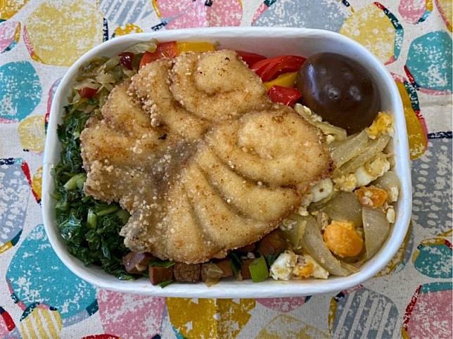 台鐵局首次與屏東縣政府攜手合作，將奢華的龍膽石斑魚變身為台鐵便當的主菜。