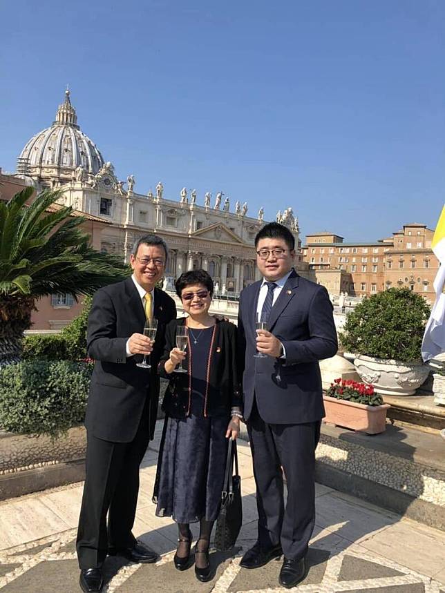 林鶴明2018年陪同陳建仁前副總統出訪梵蒂岡參加教宗封聖大典，會後在外交酒會合影。(林鶴明提供)