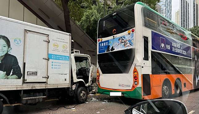 輕型貨車撞向城巴車尾後車頭嚴重損毀