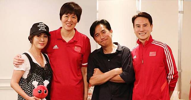 劉嘉玲、梁朝偉與中國女排總教練郎平（左二）合照。（劉嘉玲Instagram圖片）