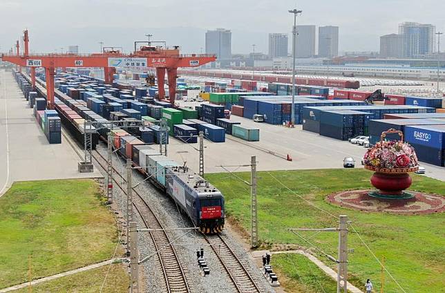 Aerial photo taken on Aug. 23, 2022 shows a China-Vietnam freight train pulling out of Xi'an international port in Xi'an, northwest China's Shaanxi Province. (Xinhua/Li Yibo)