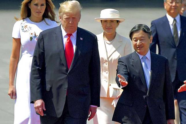 日本德仁天皇夫婦27日接待繼位後的首位國賓：美國總統川普夫婦。（美聯社）