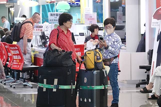 移民署提醒，暑假出國旅遊，切勿違規攜帶豬肉或含豬肉成分產品返台，以免觸法挨罰20萬元。示意圖，圖中人物與新聞無關