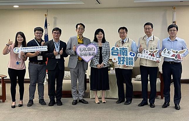 市長黃偉哲稱讚台灣圓點公司捐贈自動化核酸萃取儀器及試劑儀式，對防疫有很大幫助。（衛生局提供）