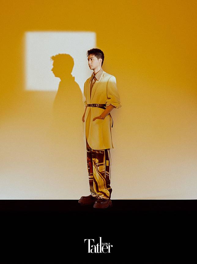 西裝外套、襯衫by Shen Yao；褲子by Dunhill；皮帶by Dior；鞋子by Bottega Veneta。