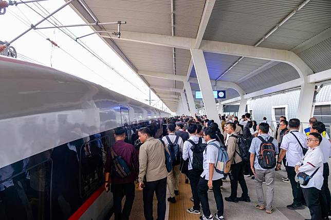 Passengers wait for a high-speed electrical multiple unit (EMU) train on the platform of Karawang Station of Jakarta-Bandung High-Speed Railway in West Java, Indonesia, Dec. 24, 2024. (Xinhua/Xu Qin)