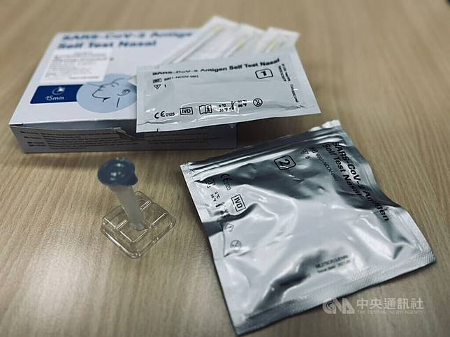 COVID-19疫情來得快又急，衛福部疾管署23日表示，食藥署已與快篩試劑廠商、通路密切聯繫，請廠商持續增加生產量，且協調4大超商、連鎖藥局、社區藥局等通路陸續舖貨。圖為COVID-19家用快篩試劑。中央社記者沈佩瑤攝114年5月23日