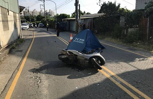 台中林姓老翁今天下午騎車行經太平長億六街，疑似遭擦撞倒地，不幸遭對向車道貨車碾過，當場頭顱破裂不治。(記者陳建志翻攝)