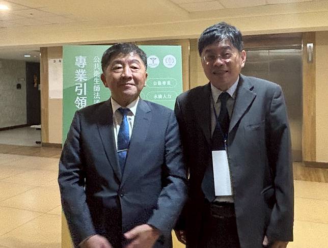 行政院政務委員陳時中（左）與台北市公共衛生師公會理事長翁瑞宏（右）。記者李青縈／攝影