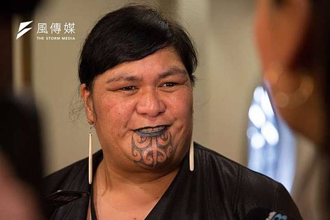 紐西蘭外交部長馬胡塔（Nanaia Mahuta）是紐國首位原住民女性外長，臉上的毛利紋身更是吸睛。（取自Twitter@MFATNZ）