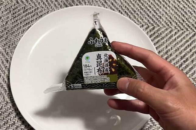 日本網友示範拆解三角飯糰的完美方法。圖／X@ dydt_Nao