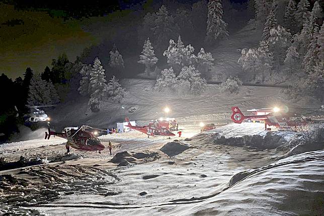 瑞士警方發佈相片，救援隊通宵搜救。