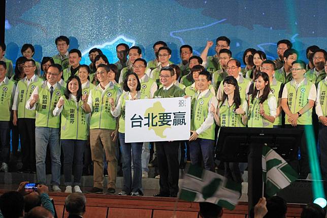 9月28日民進黨全代會開幕造勢時，黨主席卓榮泰與台北市7位黨籍立委候選人舉起「台北要贏」標語。
