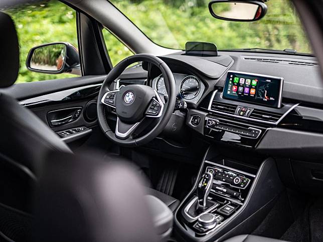 標準配備的業界首創無線Apple CarPlay整合系統、8.8吋中控觸控螢幕與BMW智能衛星導航使行車生活更加便利。