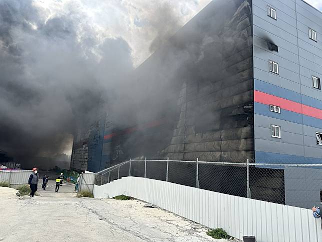 台中大肚連鎖超市倉庫大火多人受困，1人OCHA送醫，3樓陽台又救出3人（圖：民眾提供）