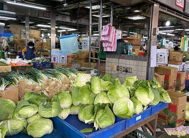 菜價持續呈現漲幅，今(15日)天台北果菜市場蔬菜到貨量1010公噸，較昨日減少40公噸，每公斤均價達55.1元，再創今年新高。(資料照)