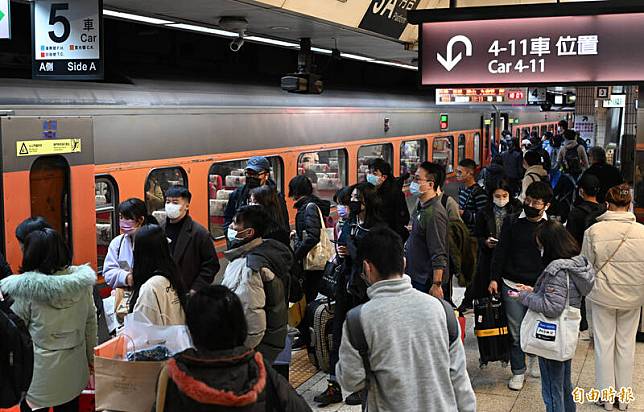 台鐵局因應今年228和平紀念日連假疏運旅客需要，自112年2月24日(週五)起至3月1日(週三)止合計6日，全線加開各級列車總計95班。(資料照)