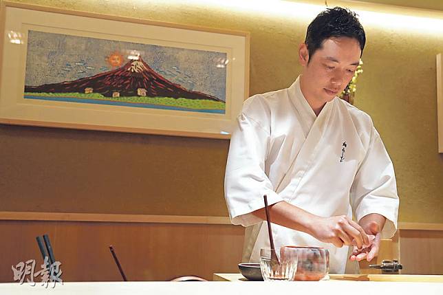 簡單最美味–高級壽司店鮨藤本（Sushi Fujimoto）主打江戶前壽司，主理人藤本健一（圖）認為，簡單的壽司就是最美味，只要在表面輕輕掃上自家調製的甜豉油，已能提升魚鮮味。（黃志東攝）