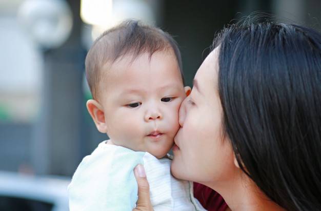 พ่อแม่ระวัง! อย่าให้ใคร “หอมแก้ม” ลูกพร่ำเพรื่อ