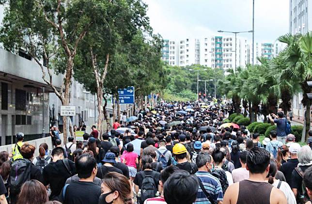 由香港民間發起的「光復紅土」遊行今（17）日在海心公園登場，目的抗議大批陸客旅行團影響當地生活，上千位港民穿上黑衣參與遊行。   圖：翻攝自立場新聞臉書