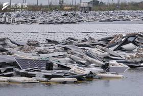 嘉義布袋新塭滯洪池遭丹娜絲颱風吹毀的水面型太陽光電板，至今仍有部分廢棄物尚未清運完畢。（資料照，顏麟宇攝）