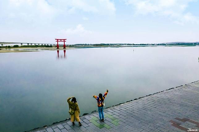 
<p>在濱名湖靠近出海口的弁天島，站立在沙洲上的鳥居搭配夕陽，是許多人來到濱名湖一定要朝聖的遠江八景（註）之「弁天夕照」。到了春夏季，弁天島海濱公園也開放「有潮干狩り（撈貝殼，視漁獲狀況而定）」，作為悠閒散步賞美景的景點剛剛好。</p><p>
</p><p>
</p><p>
<b>▶弁天島海濱公園</b></p><p>
  地址：静岡県浜松市西区舞阪町弁天島3775-2</p><p>
  <a href=